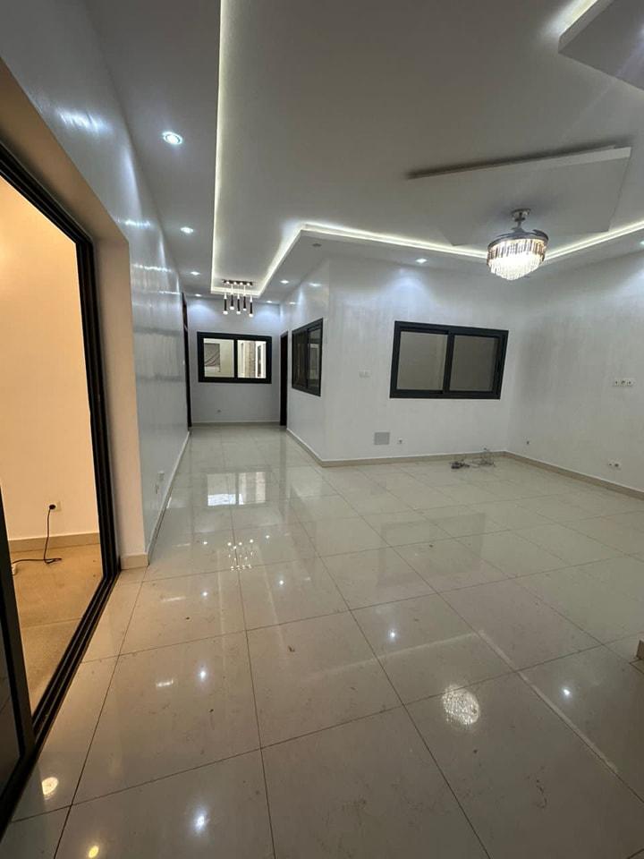 Appartement à louer aux Almadies zone de Recasement. Près de l’école Bilingue américaine.